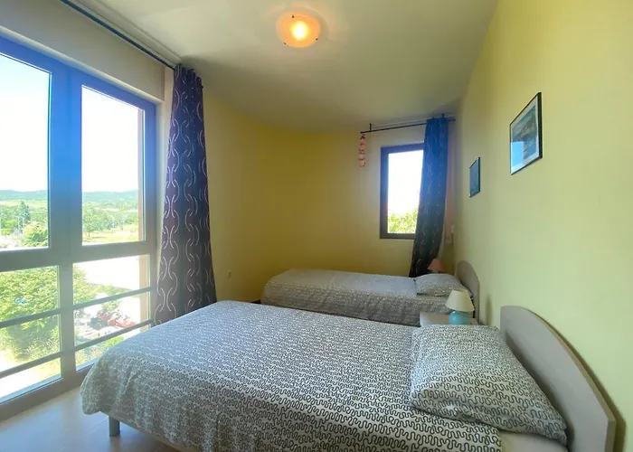 Amadeus 1 - 13b Large Two Bedroom Appartement *