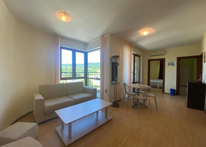 Amadeus 1 - 13b Large Two Bedroom Appartement