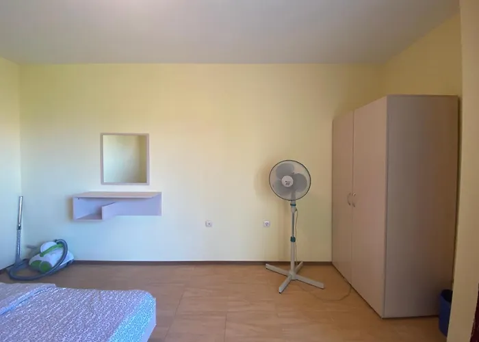 Amadeus 1 - 13b Large Two Bedroom Appartement